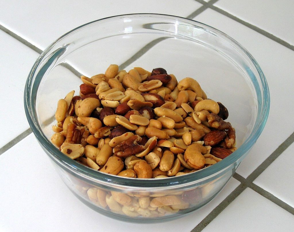 Cuenco con frutos secos variados