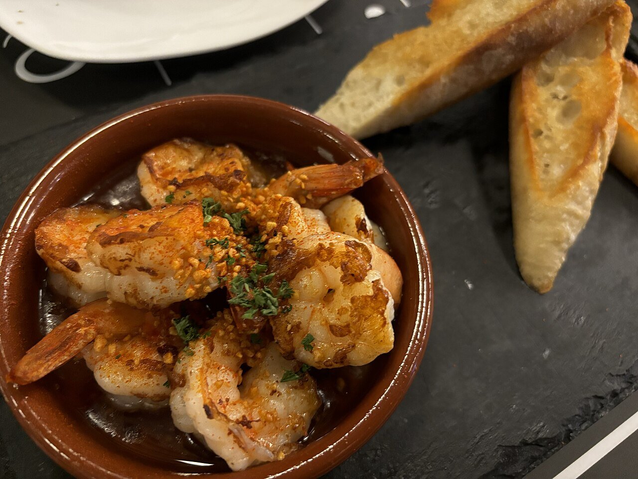 Plato de gambas al ajillo, un ejemplo de crustáceos