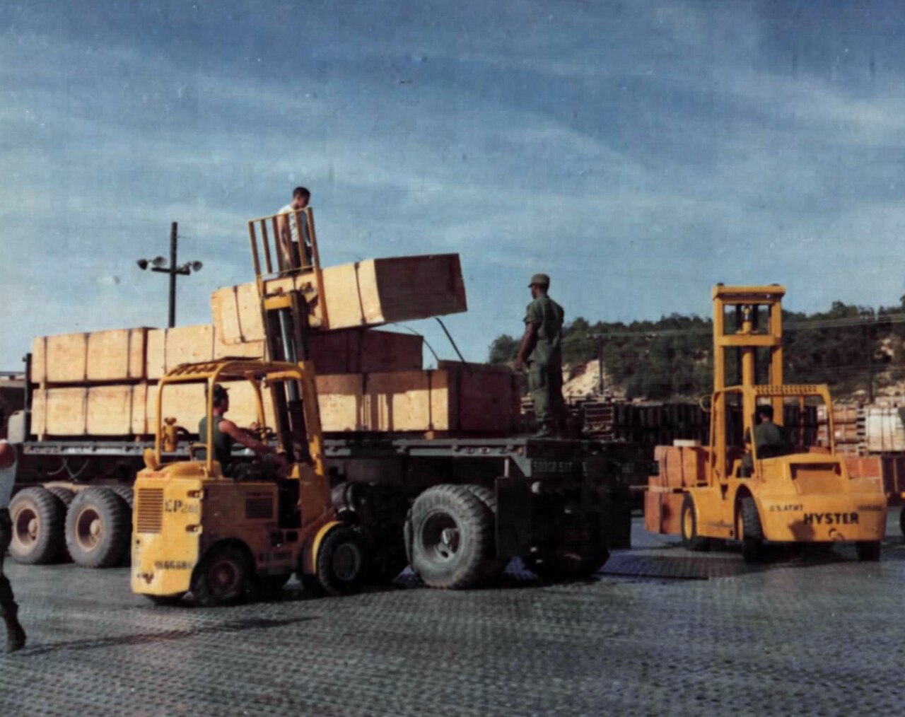 Dos carretillas elevadoras cargando cajas en un camión