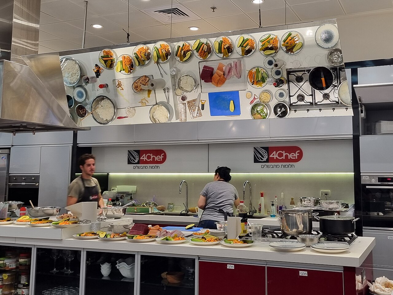 Cocina profesional con cocineros y mesa de trabajo ordenada