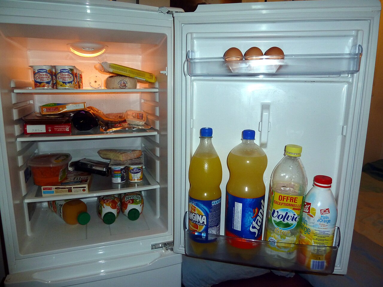 Frigorífico abierto con alimentos refrigerados