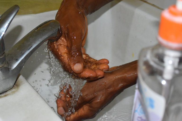 Lavado de manos con agua y jabón en un lavabo