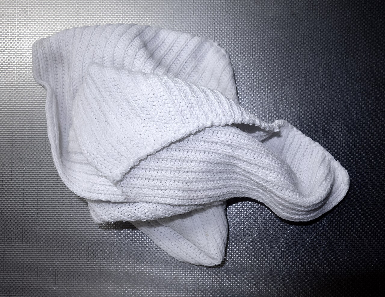 Paño de cocina blanco sobre una superficie