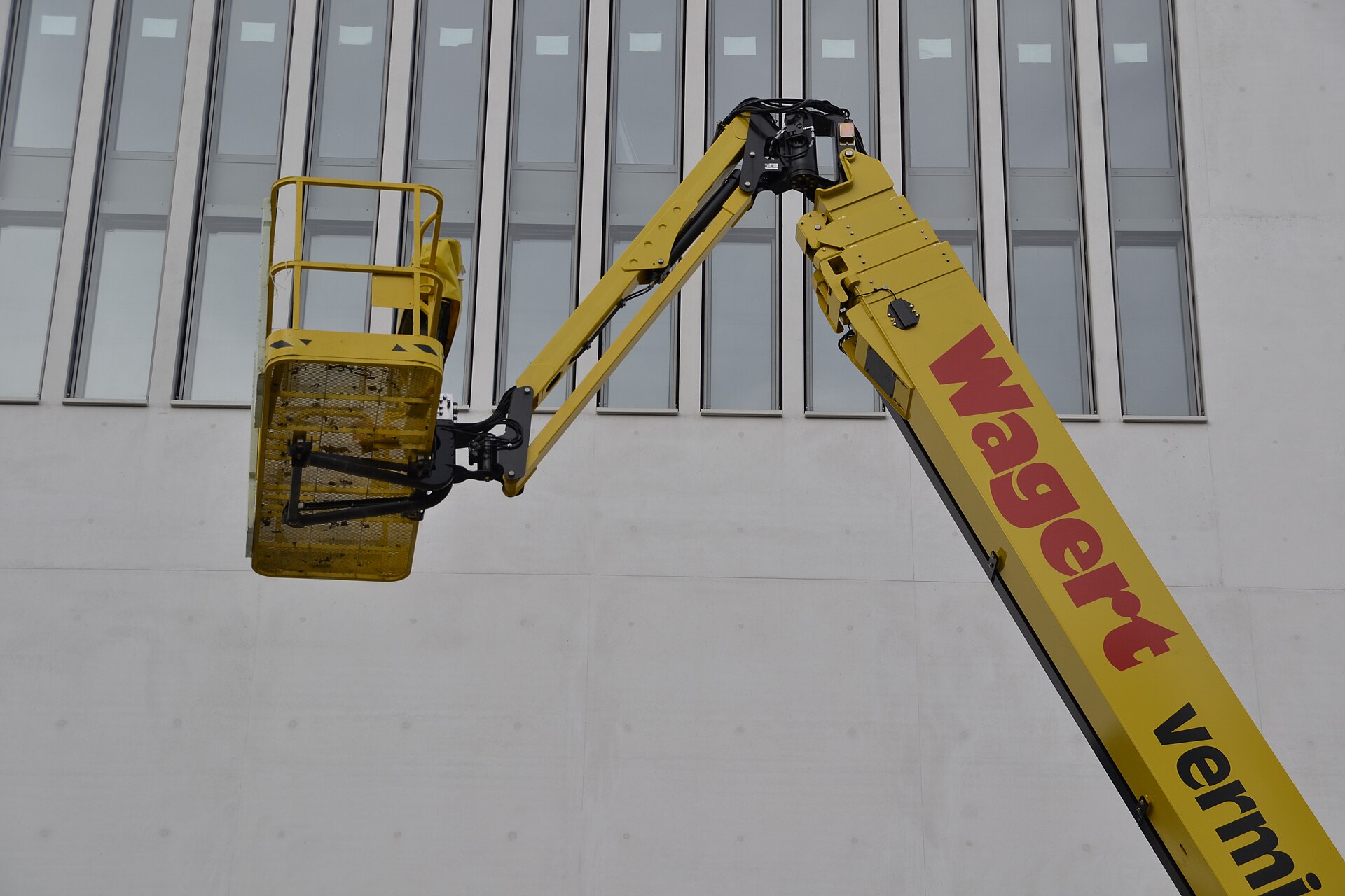 Plataforma elevadora de brazo articulado con la cesta en altura