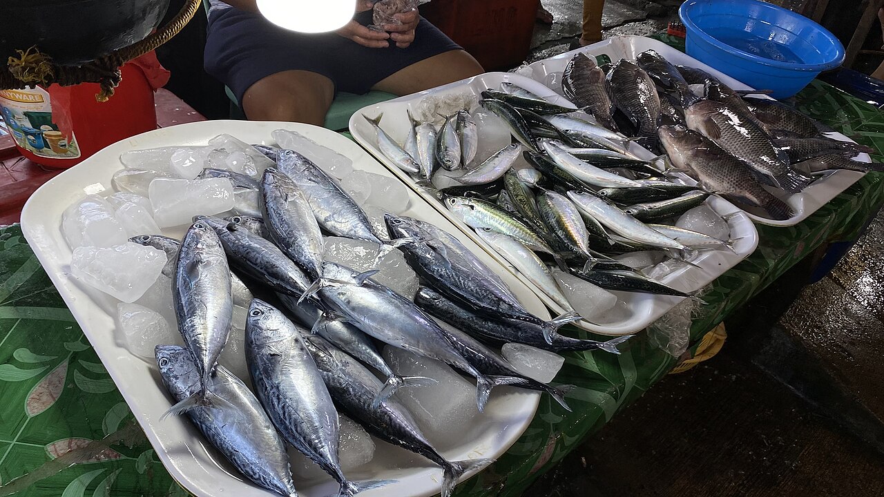 Pescado fresco sobre hielo en un puesto de mercado