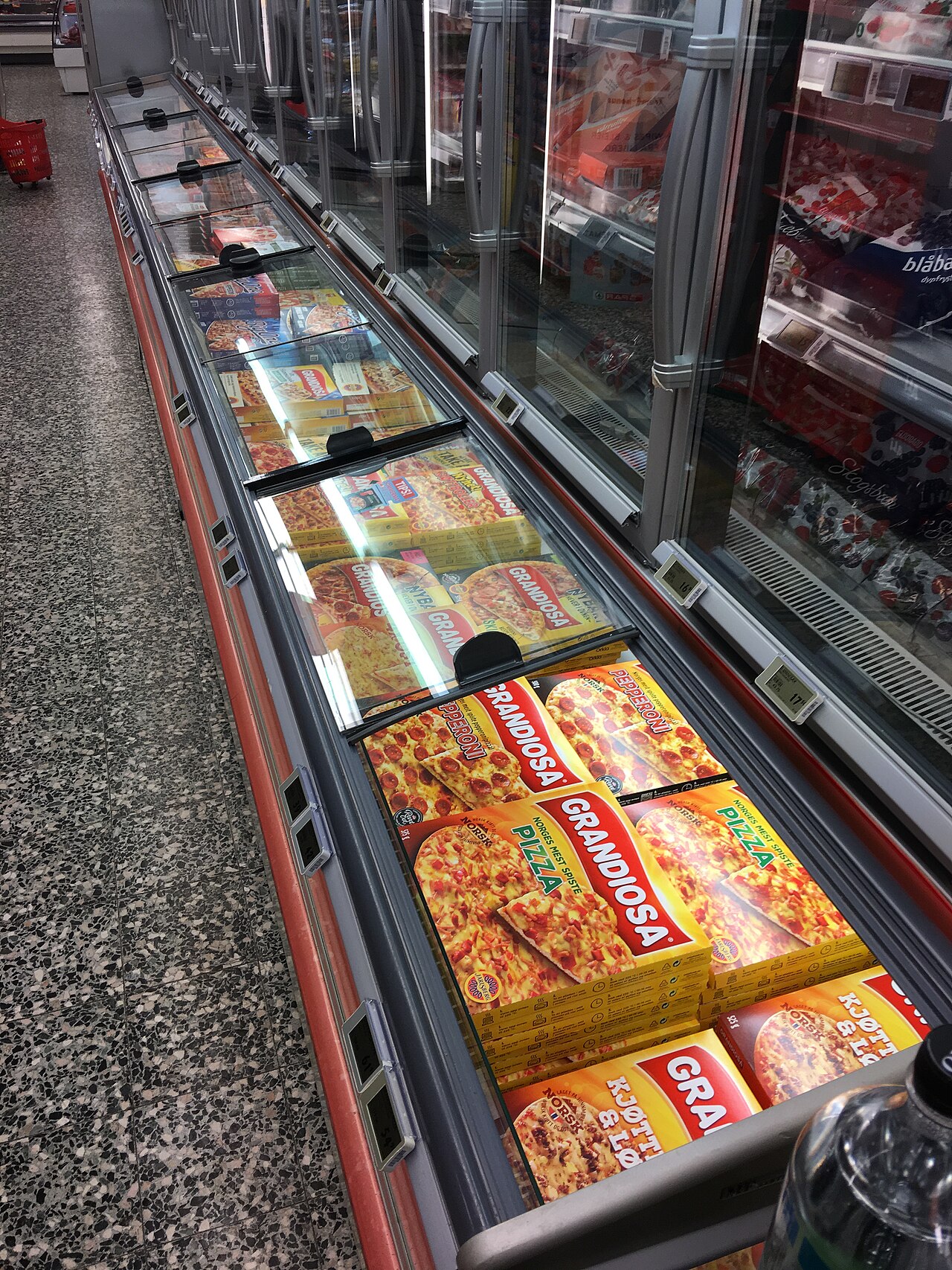Pizzas congeladas en una vitrina congeladora de supermercado