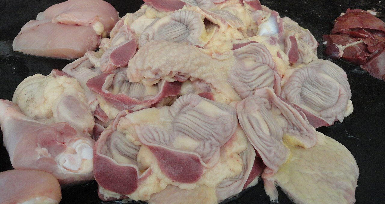 Carne de pollo cruda y menudillos