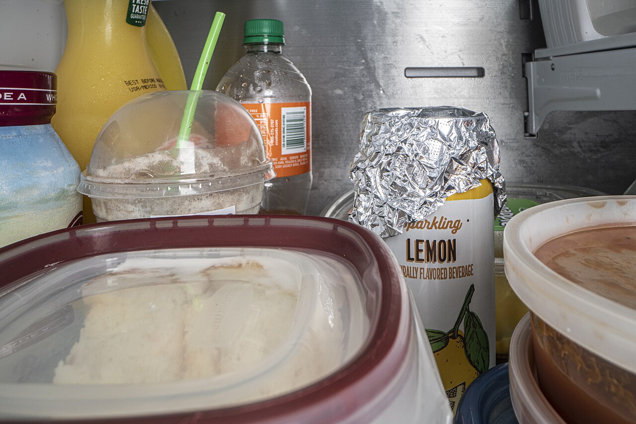 Recipientes con tapa con comida guardada en la nevera