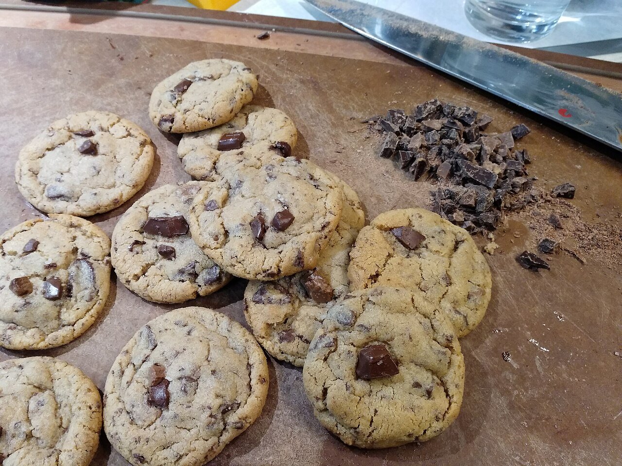 Galletas sobre una tabla de cortar